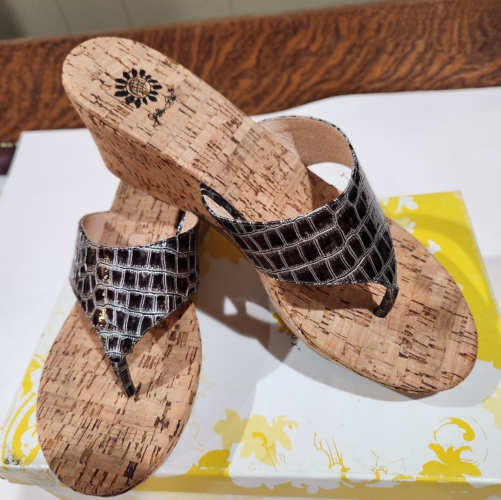 YELLOW BOX, Size 8.5 Pewter. Platform sandal.